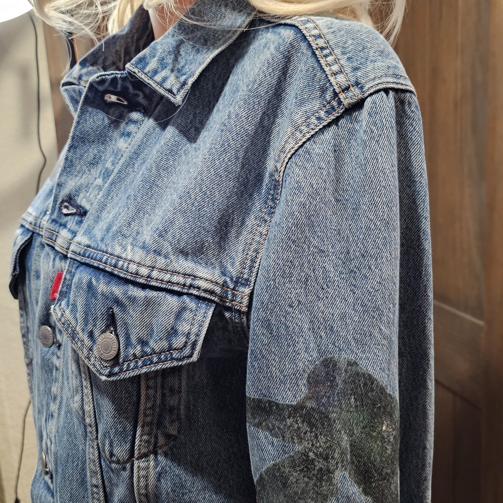 Levi's Light Wash Classic Denim Trucker Jacket - Women's - Picture 4 of 5